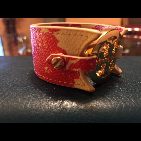 TORY BURCH Orang floral Reva Logo Leather Cuff Bracelet - Picture 9 of 13